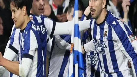 “奥斯梅恩意向曼联加盟，转会受预算限制，罗马诺曝热议焦点”